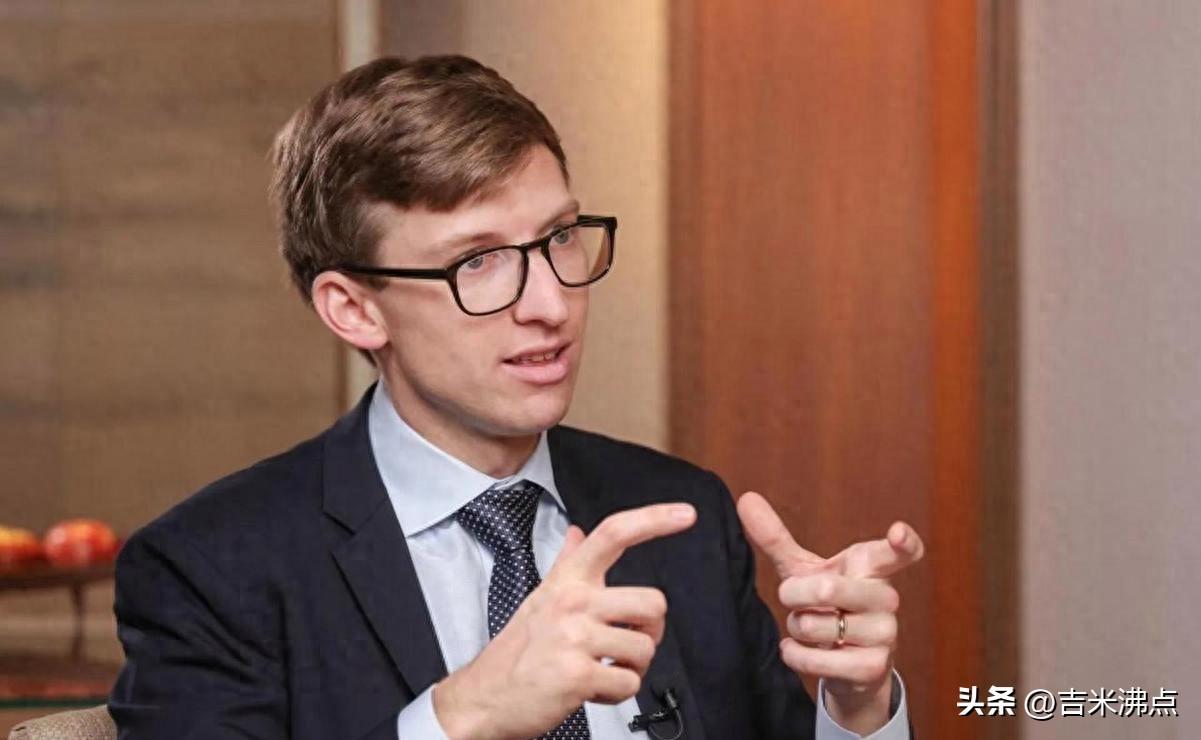 光刻机被拆了，不是为了修好它，而是要造出更好的。
中国工程师正拿着ASML的设备