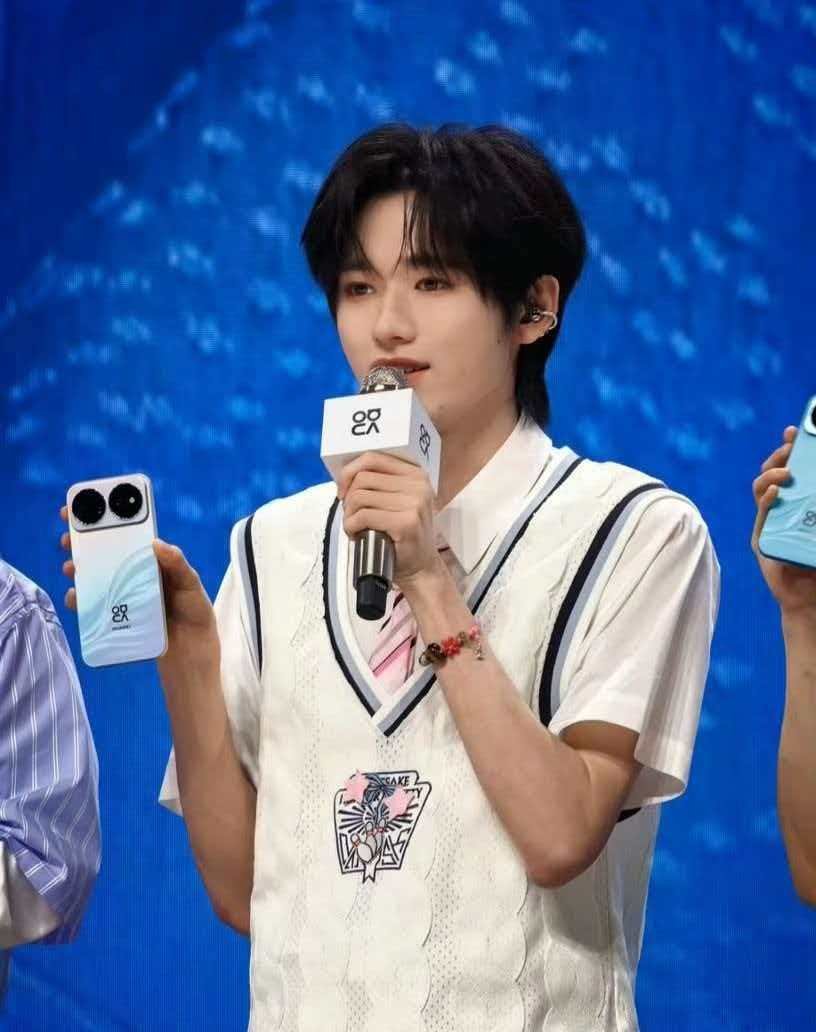 宋亚轩年度瞩目影人TOP5  恭喜宋亚轩斩获年度瞩目影人TOP5！一路稳步成长，