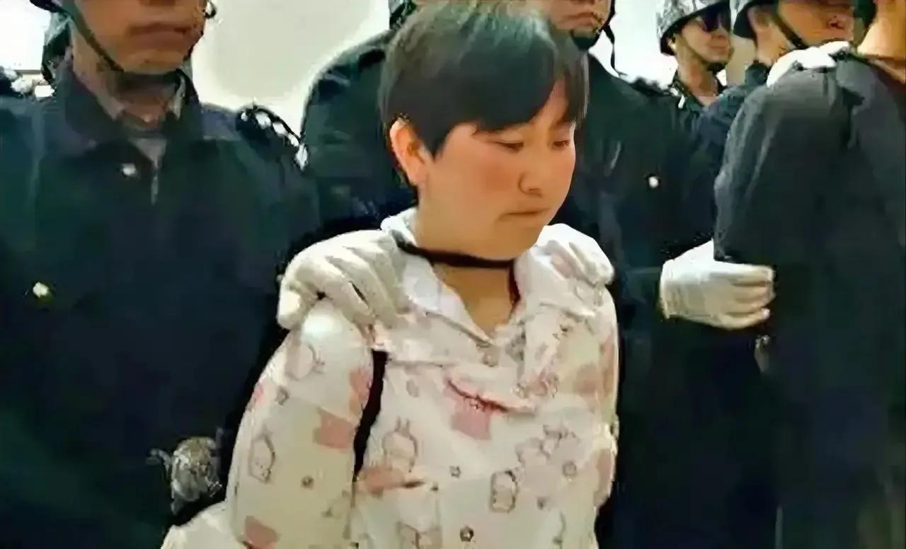 2005年，贵州安顺，“人贩子”童来芬，被验明正身，即将押赴刑场执行死刑，照片中