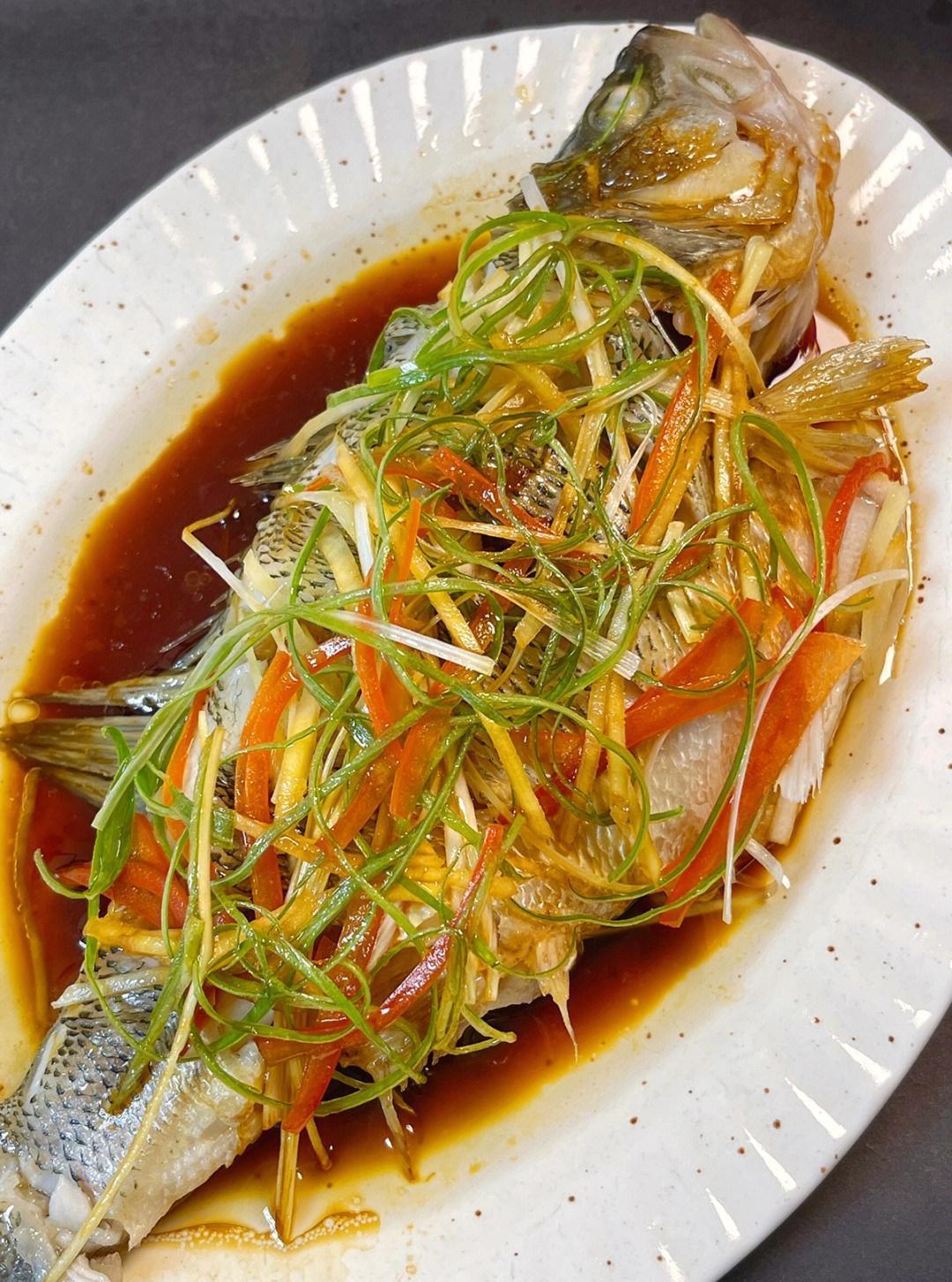 清蒸鲈鱼加醋藕带，这搭配简直绝了！之前试过清蒸鲈鱼养生效果超棒，陈皮丝撒上去，水