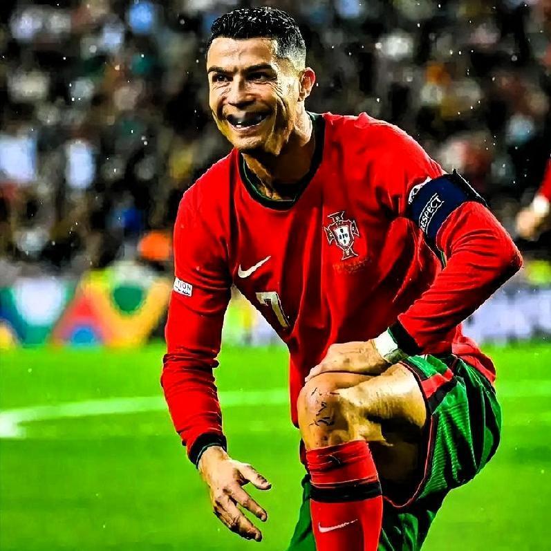 现状与关键时间线
 
- 2月2日联赛：C罗未进战利雅得体育的大名单，球队1-0