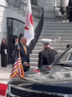 天生丽质难自弃，
一朝陪着总统嬉。
回眸一笑谄媚生，
萝莉再无吸引力。
自取其辱