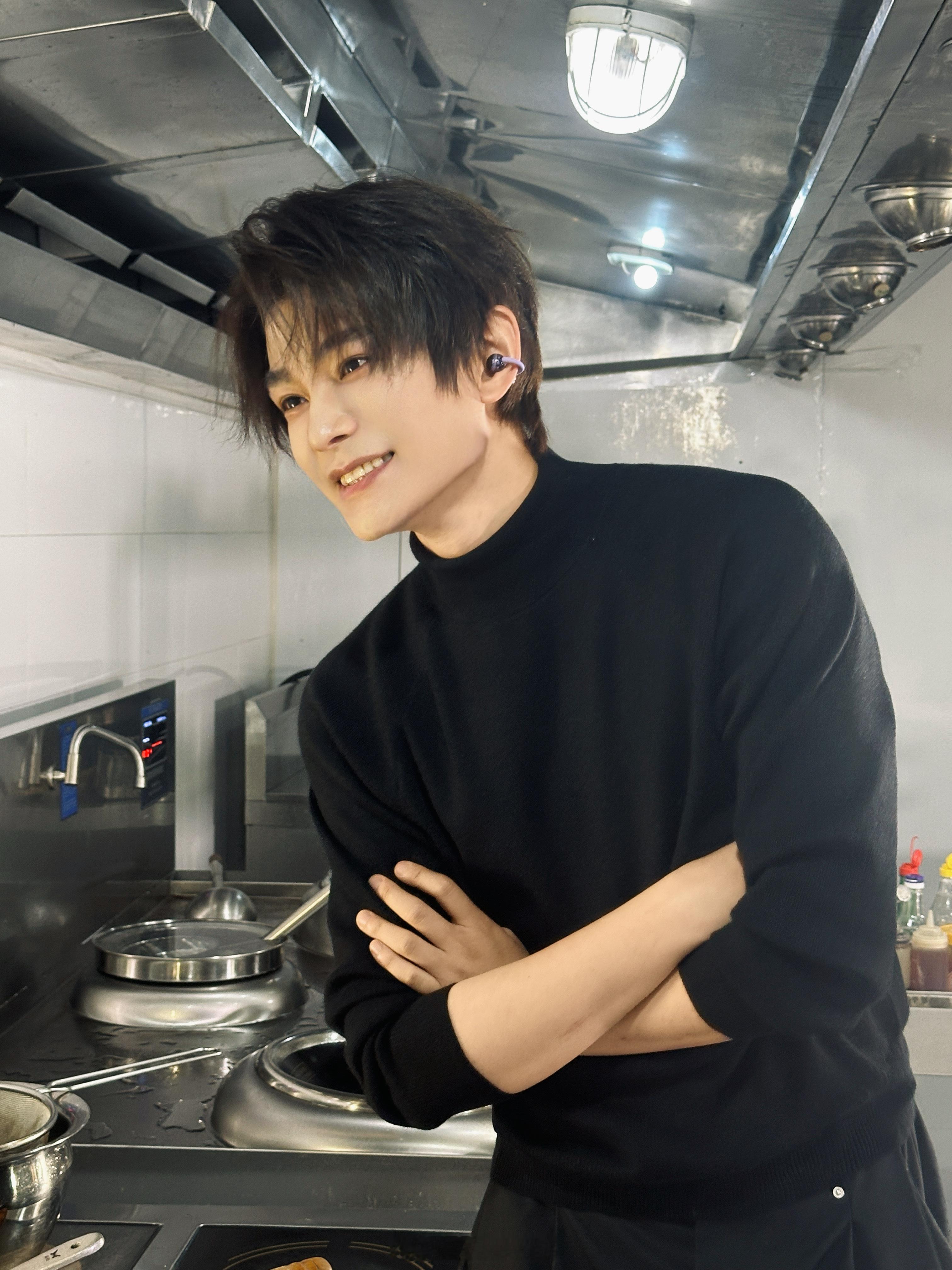 丁禹兮最新营业照来啦！丁禹兮这眼神也太苏了吧！[太开心]这个丁禹兮把我哄成啥了 