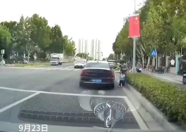 一个慢性子一个急性子~还有一个赚小便宜的，慢性子看孩子~急性子助理~赚小便宜的采