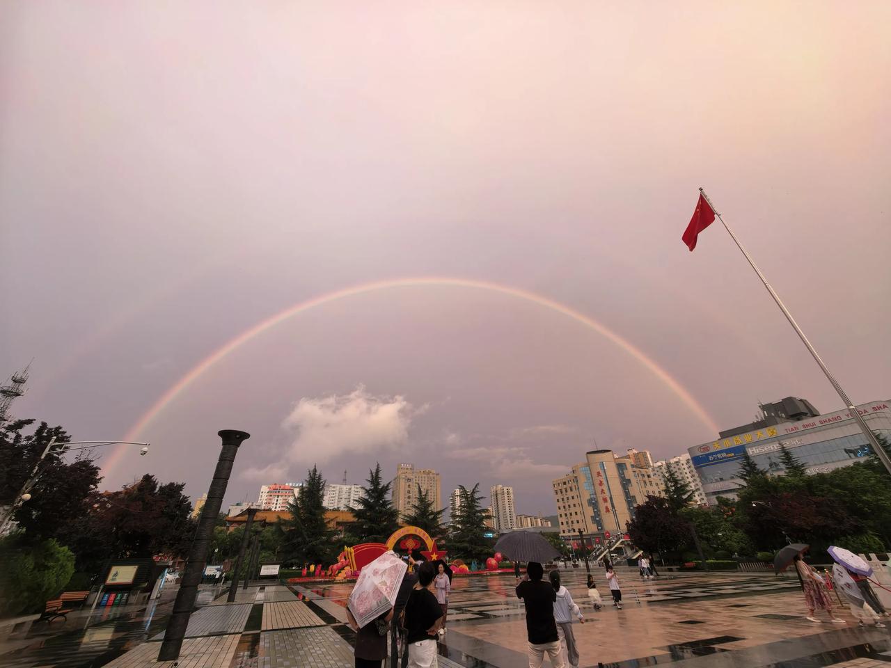第一次看到双色彩虹。

下了三天雨，今天傍晚时分，天总算晴了。我出门散步。抬头仰