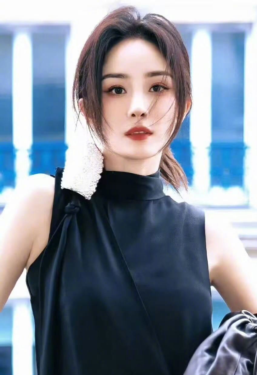 #杨幂未来感黑裙#哇塞，杨幂今晚的造型真是美得令人窒息！一身黑色长裙，每一个细节