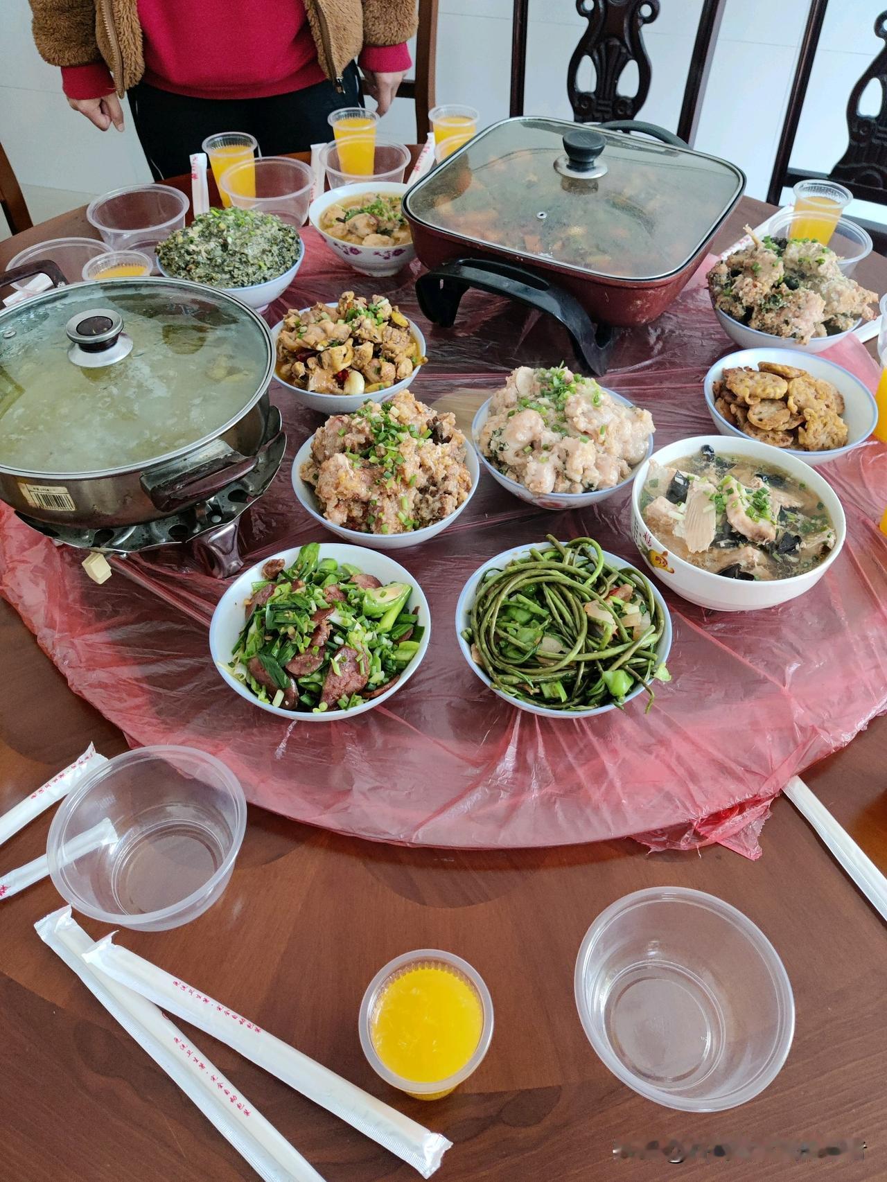 年夜饭想体验荆楚风情，湖北人的餐桌上少不了“三蒸”和藕汤。

土家蒸扣肉用“三蒸