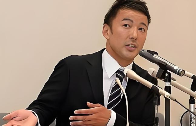 日本国会现场突发震撼一幕，彻底打破了右翼政客们的嚣张气焰！平日里动辄叫嚣 “对华