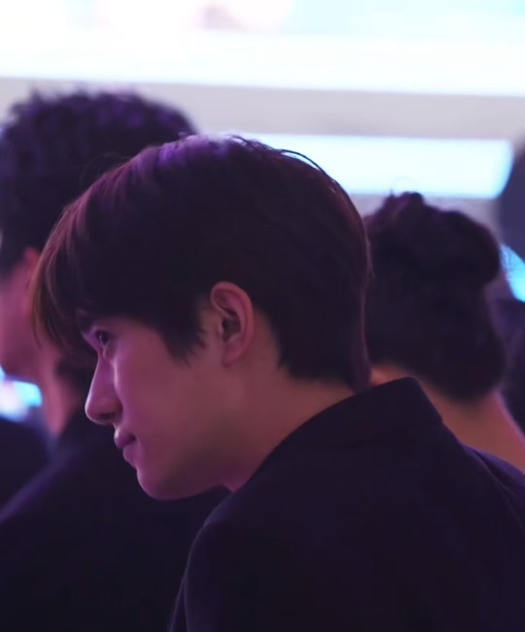 易烊千玺是我从青春时期一直到现在的人，他的侧脸真的太好看了。他真的完全在我的品味