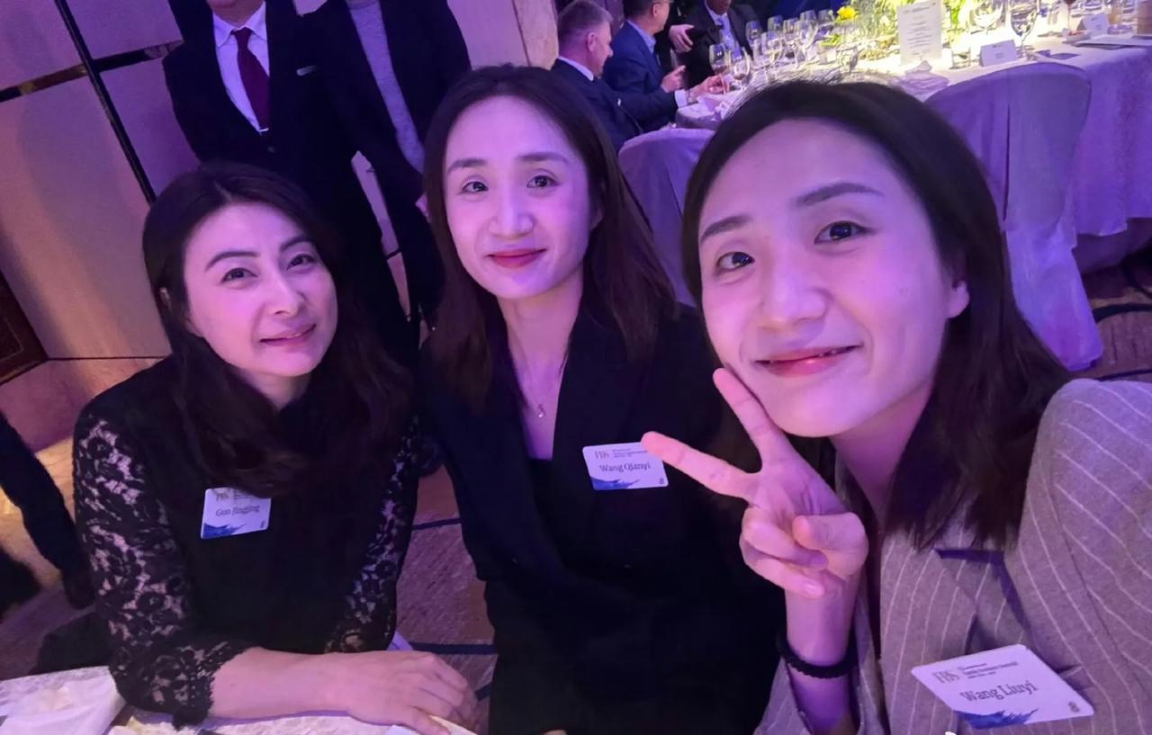 三位奥运冠军的合照。左边的郭晶晶是跳水界的女皇！中间和右边的是今年巴黎奥运花游冠