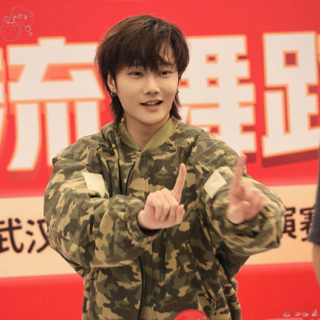 刘也武汉路演人体向日葵塑 向日葵跟着太阳转，刘也跟着粉丝转。区别是太阳只有一个，