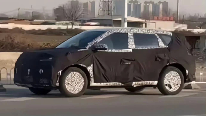 小米第三款车是增程suv  最近小米的第三款车型谍照也曝光了，看起来预计是一款中