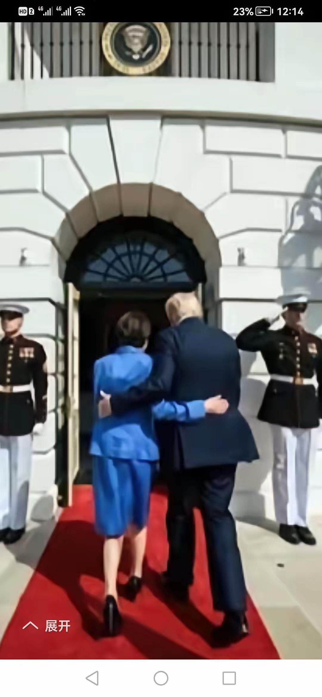 白宫发言人卡罗琳·莱维特可能有点草率了，她21日发了一张特朗普和高市早苗相互“搀