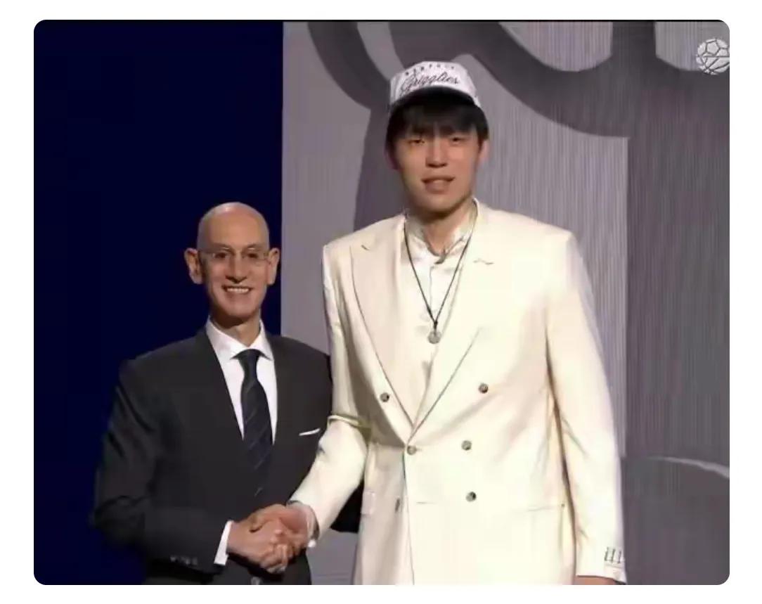 祝贺杨瀚森被NBA开拓者队第16位选中。他会在NBA有怎样的发展？
其实，杨瀚森