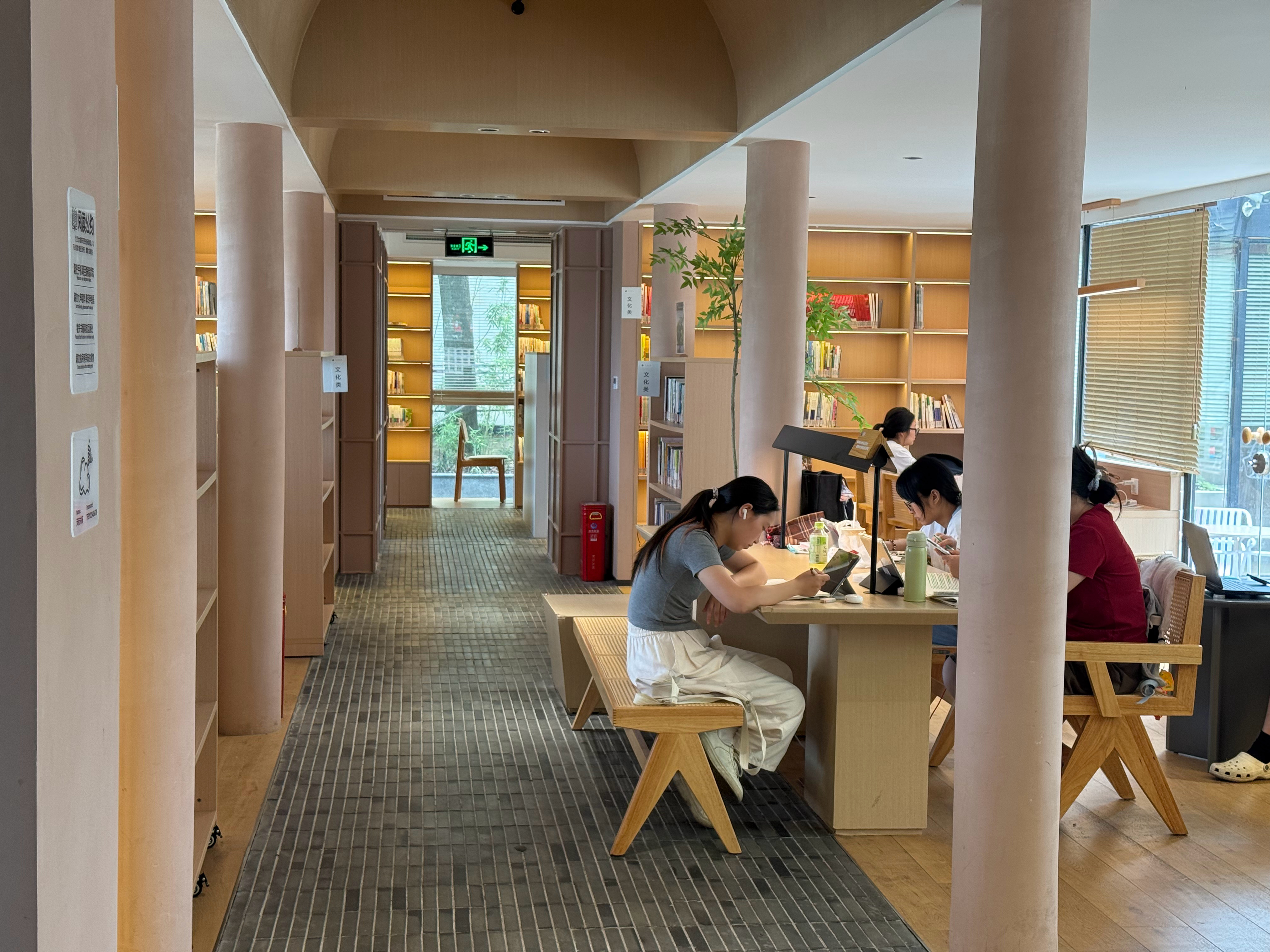 今天去拍摄，误入宝藏天府书院，享受了一段都市中难以觅得的书香时光图书馆