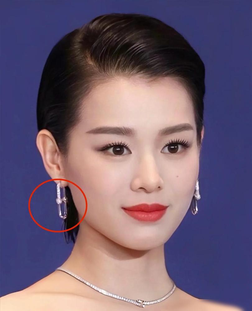 胡杏儿这次真的杀疯了！《蛮好的人生》连上八天热搜，港漂21年的她硬是用演技把“小