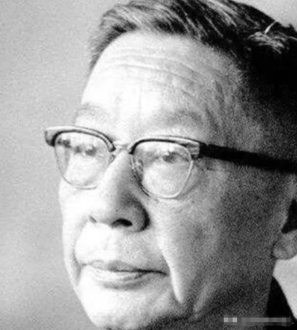 1966年8月24日，老舍在投湖自尽前，特意叫出三岁的孙女小月。老人站在院子中央