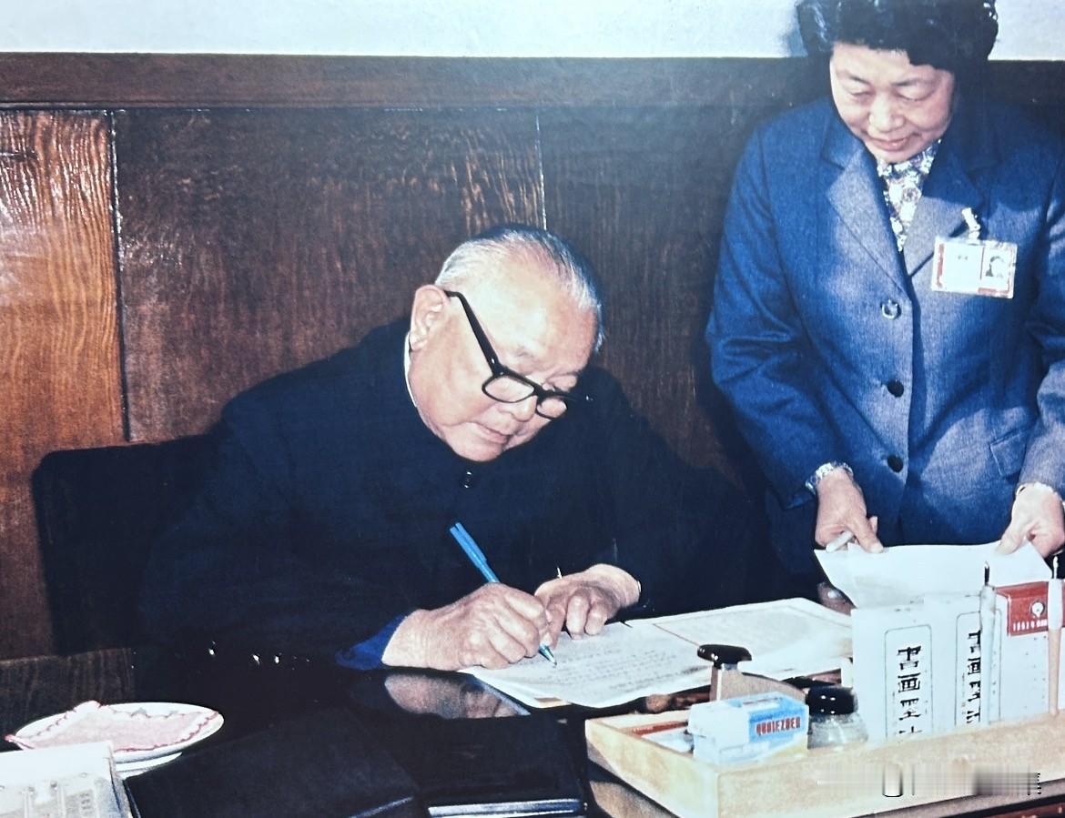 1986年4月12日，六届全国人大四次会议通过《中华人民共和国民法通则》《中华人