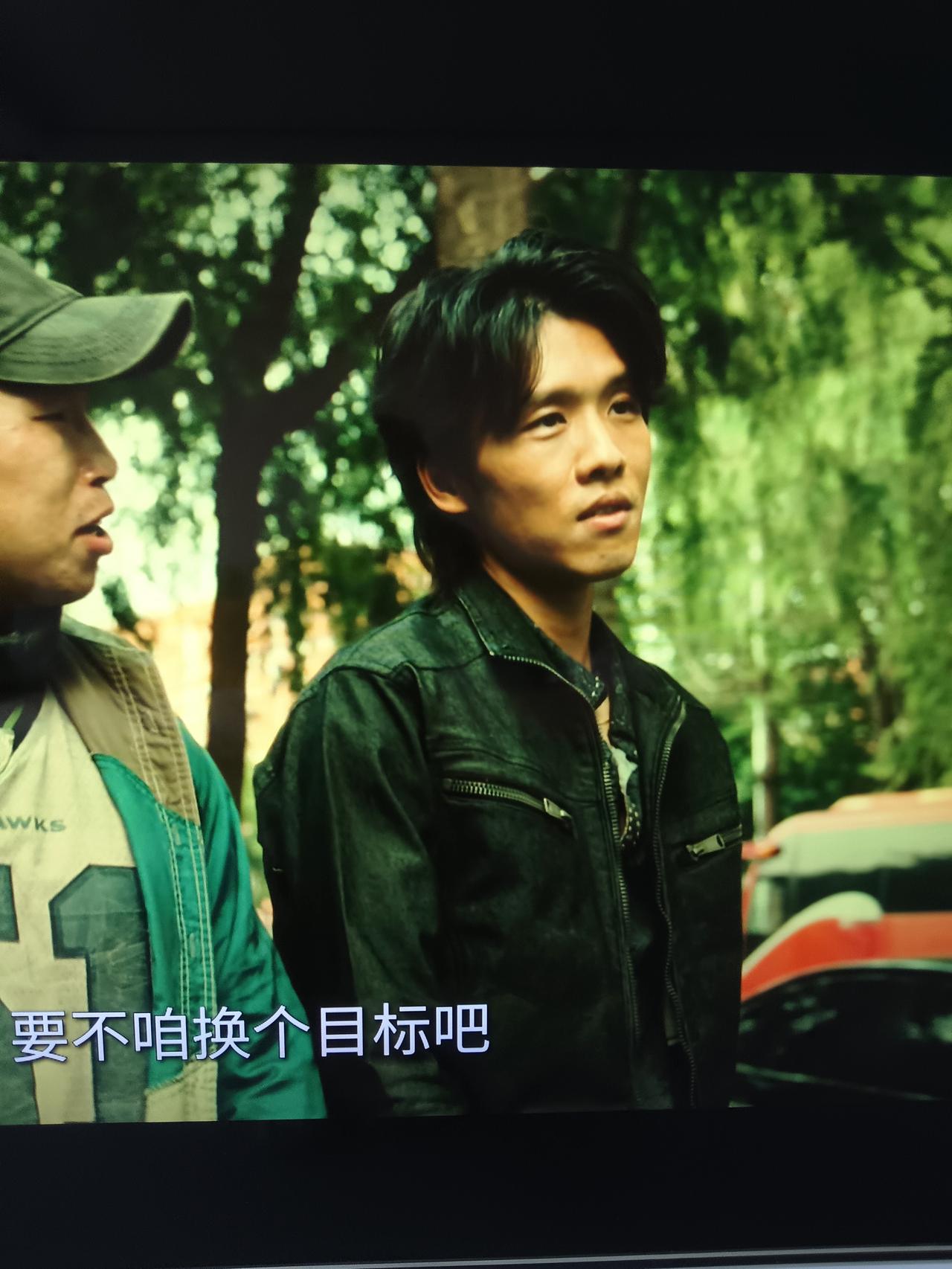《低智商犯罪》看了过半，被这两个悍匪逗乐了，烧饼都认识，谁知道另外这个瘦高演员叫