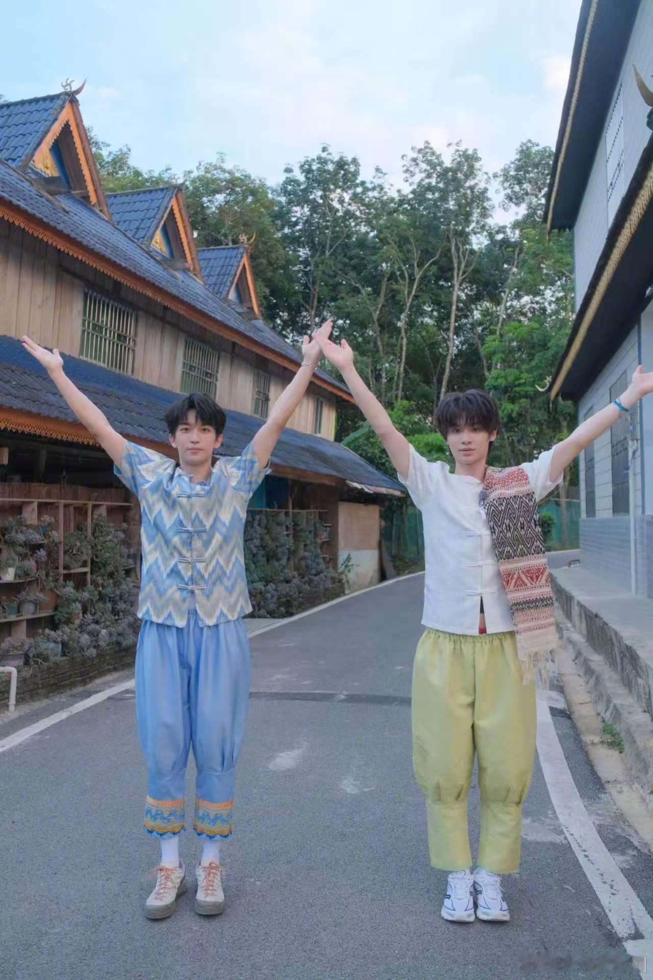 黄子弘凡黄明昊合照姿势大全忙忙碌碌寻宝藏忙忙碌碌寻宝不停歇，私下互动超有趣，拍照