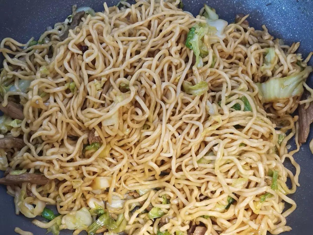 大热天进厨房做饭简直是一大考验，就得做一些简单的饭菜。中午做了焖面，直接饭菜一锅