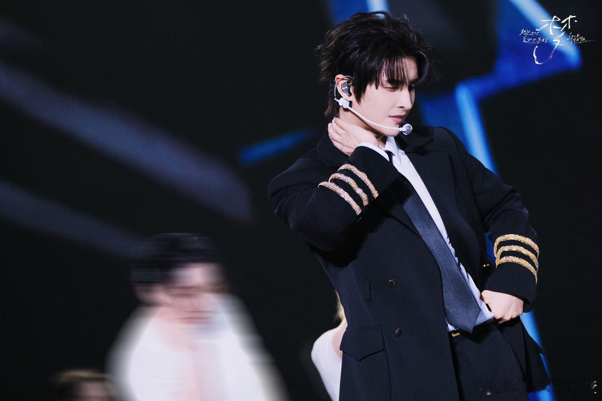 张远演唱会MAMA首秀 初代男团的舞台魅力！张远演唱会首唱《MAMA》开口即高潮