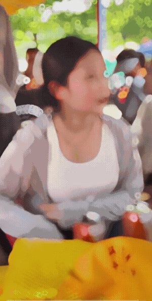 一桶饮料，享受快乐时光的女子。
她灿烂的笑容，还有无邪的眼光，再加上熟透的脸蛋，