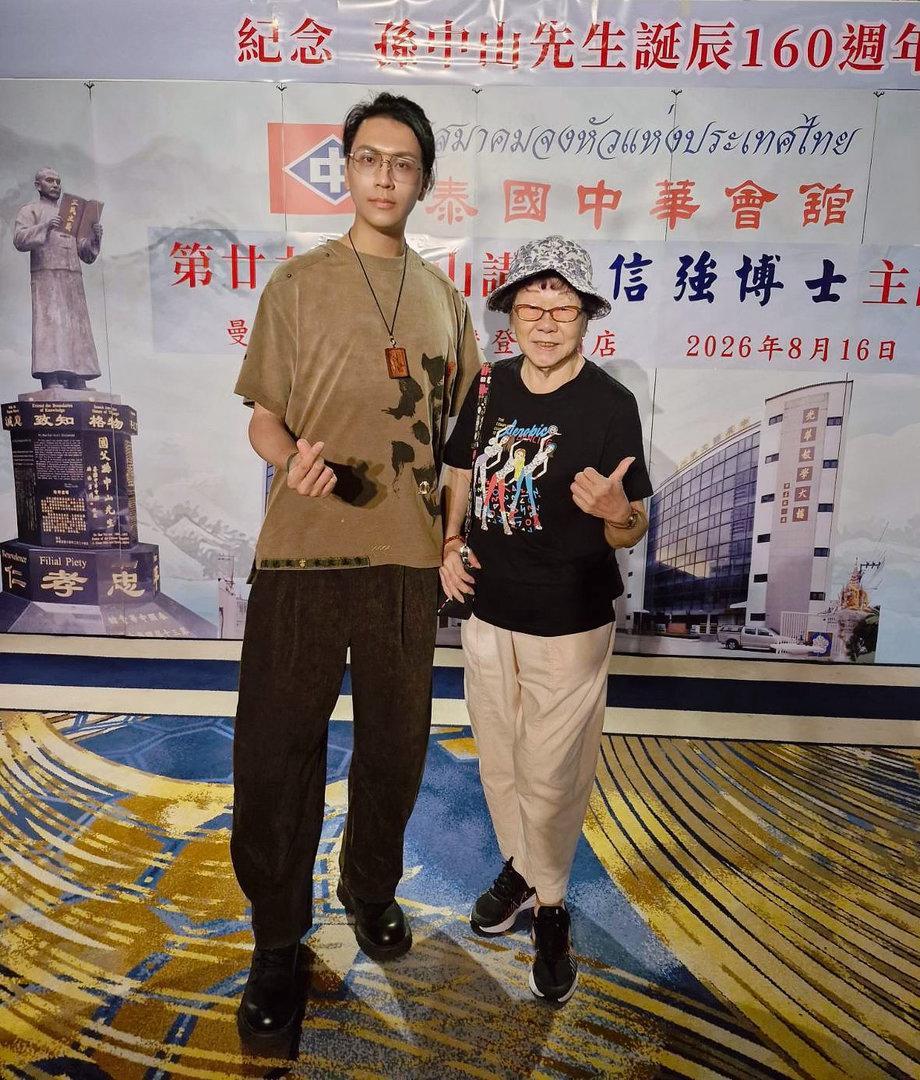今天有幸被本地人，带到去华人会听会。然后去了一家米其林推荐精选指南的餐厅[合十]