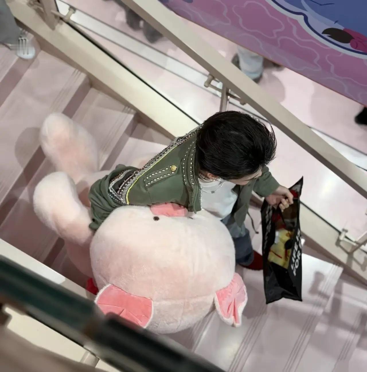 有网友偶遇向佐给郭碧婷买猪猪玩偶，因为老婆属猪，他还是蛮有心的！ 