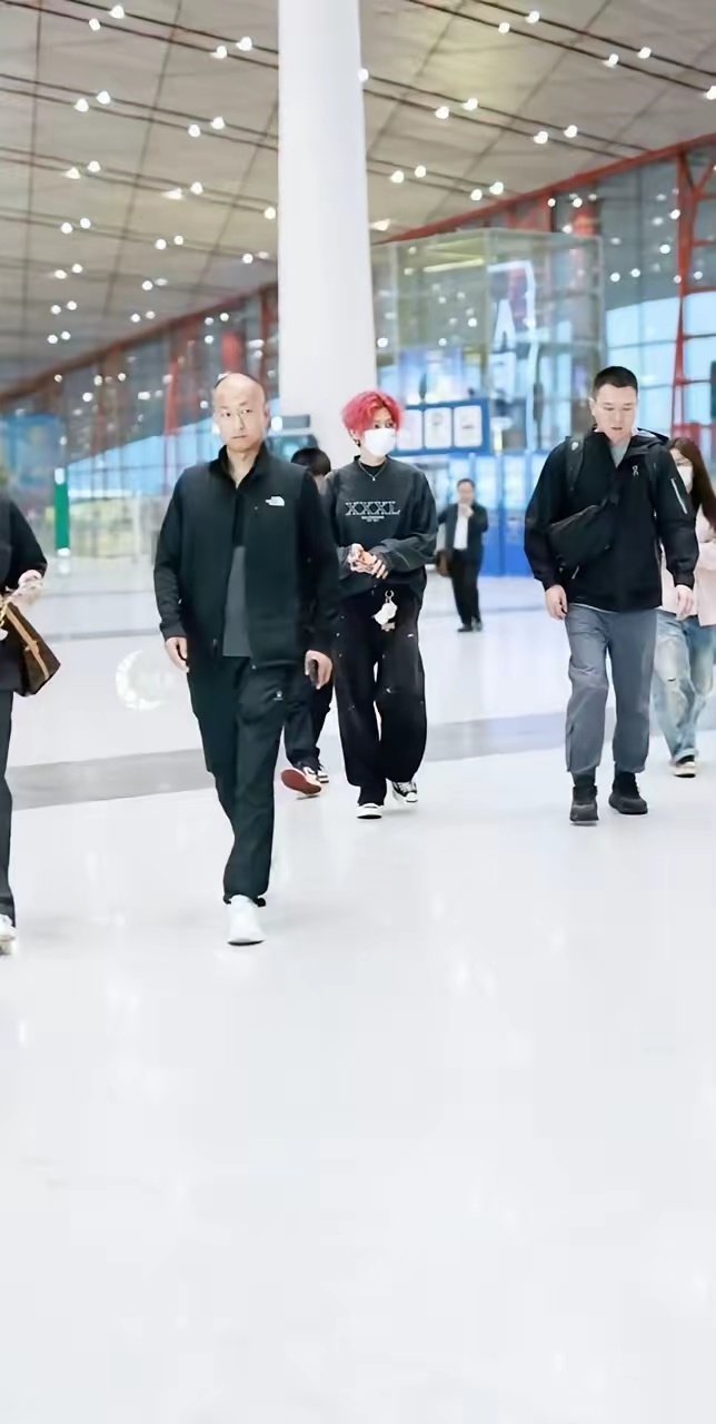 鹿晗新加坡9月24日，鹿晗以红发造型现身机场，启程前往新加坡。抵达后，他被网友多