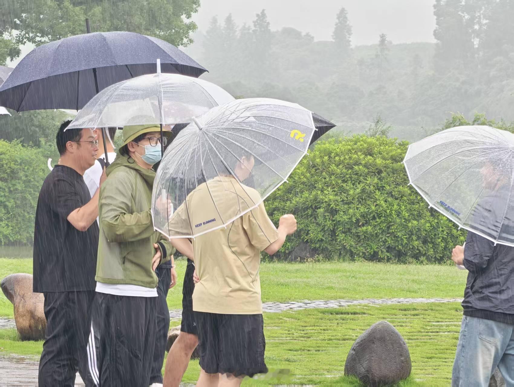 刚刚，在江郎山豆蔻年华农耕乐园偶遇来江山踩点的《奔跑吧》系列总导演姚译添一行。姚