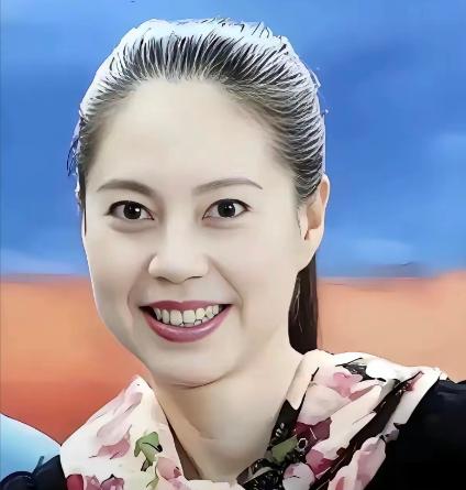 她在比赛期间叛逃美国，令中国队遭受重创，32年后回国，目的不是道歉，而是圈钱。北
