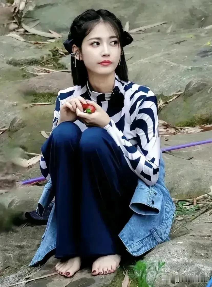 陈钰琪真的是从头白到脚啊！
很多女生都是光一个脸白，从头白到脚的不多！