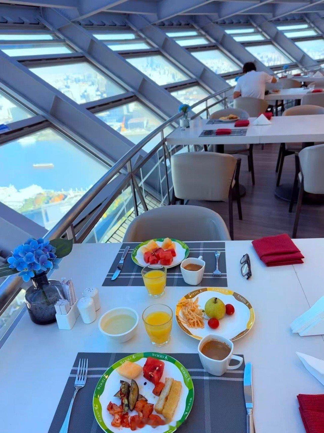 今天早餐只能吃水果了。 