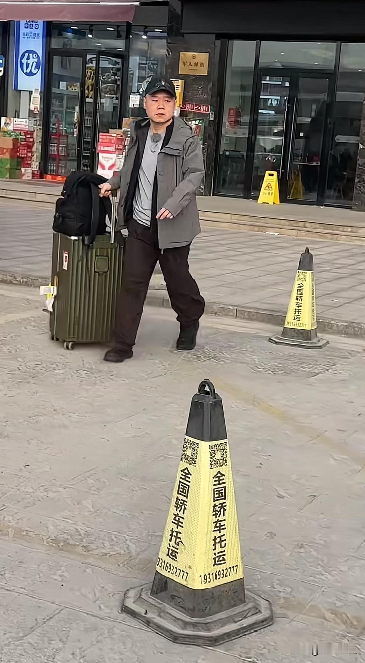 是不是遇到明星了，好熟悉得面孔，就是一时想不起名字！