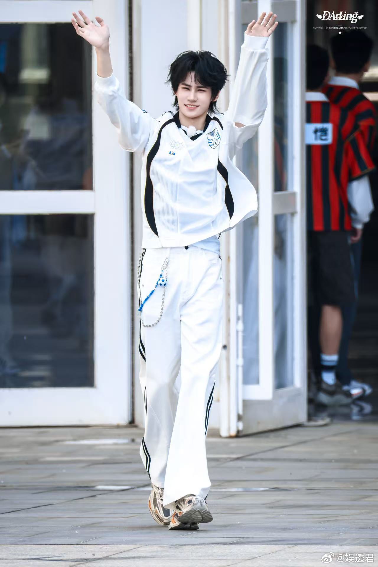 张真源足球小子既视感 全能真的不是说说而已，兼顾舞台和运动样样出彩，回顾踢球高光