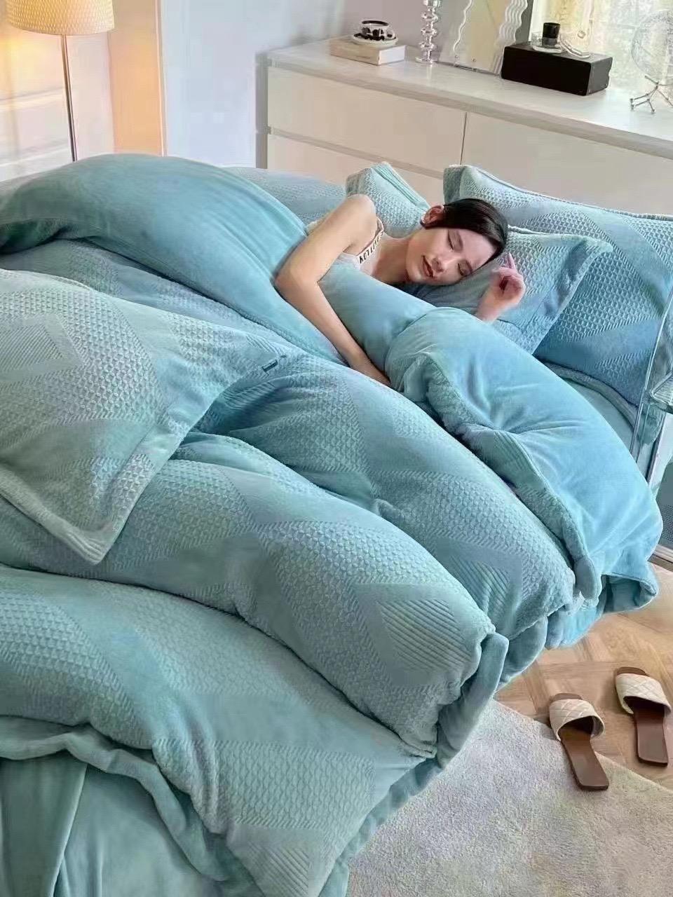 加绒四件套反季节处理了，一套八九斤重，之前二三百的，现在全部100多清了，数量有