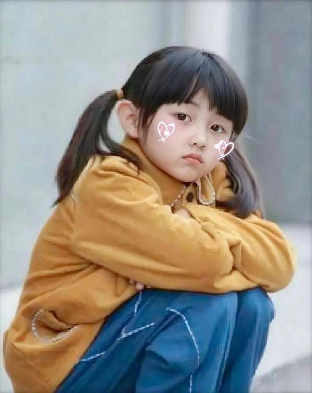 小女孩长大了吧！
该担心自己辛辛苦苦养大的花，被人连盆都端走了吧！