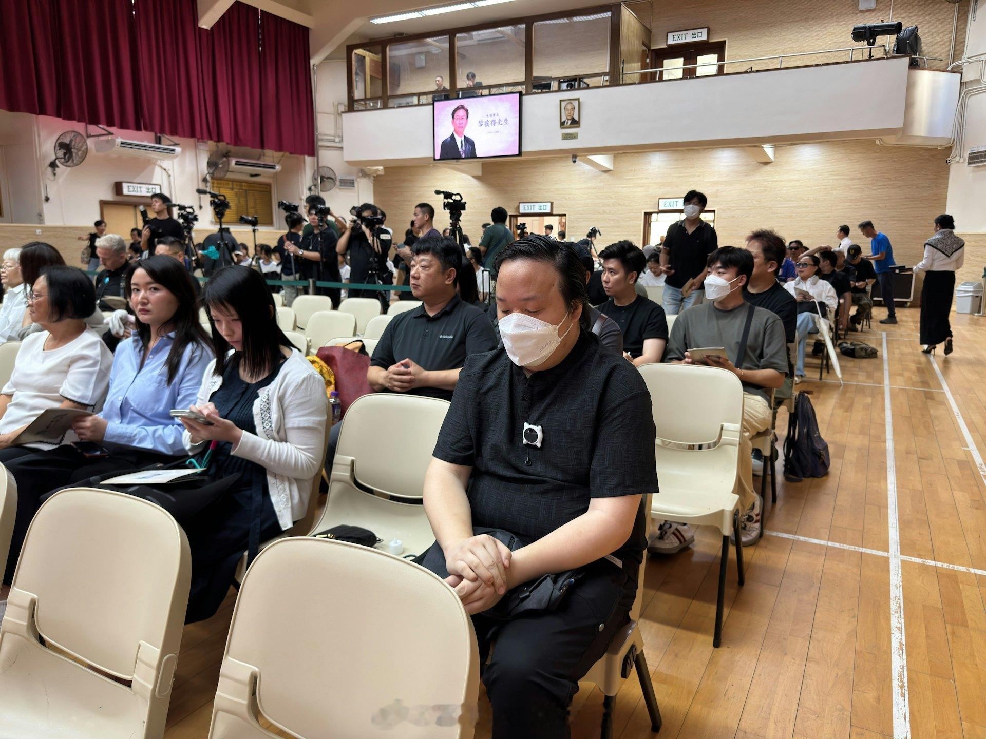 黎彼得追思会｜陈友林淑敏上台分享 合唱《浪子心声》送别才子被誉为“鬼马填词人”的