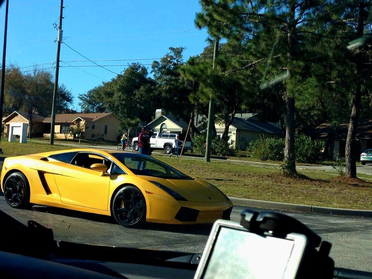 你千万要记住，在路上小牛也是牛。也许这台车也就只买了交强险。他正等着你全责撞上去