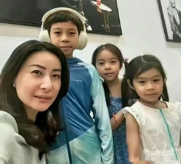 郭晶晶的三个孩子，妥妥印证了那句老话，儿子长相随妈，女儿模样像爸 