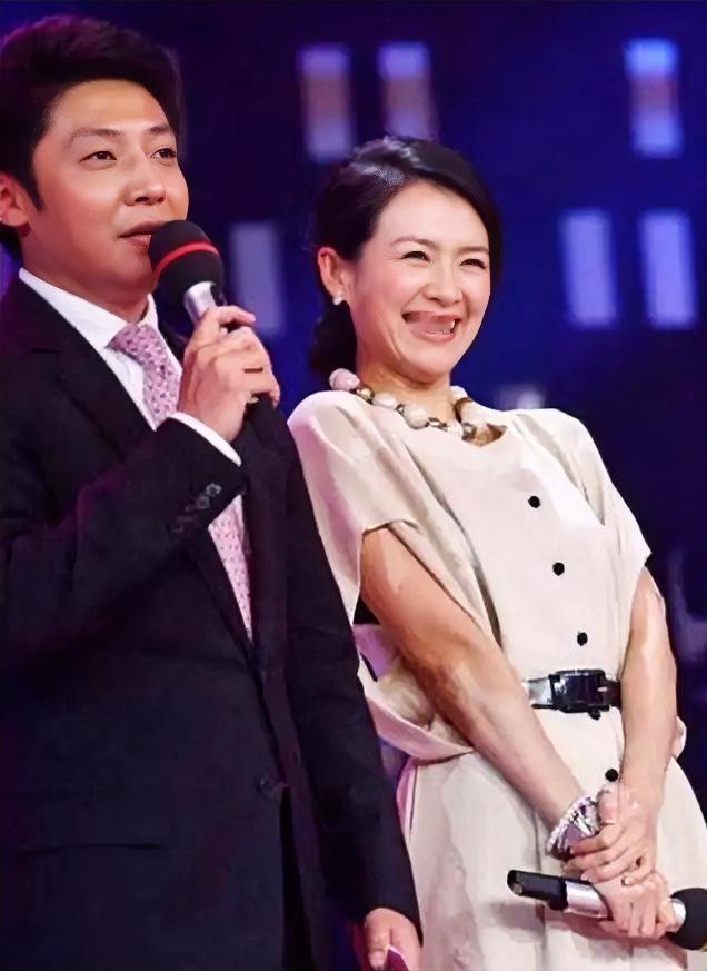 章子怡父母肯定肠子都悔青了
不知道章父母哪来的傲气瞧不起北大才子
撒贝宁，这样的