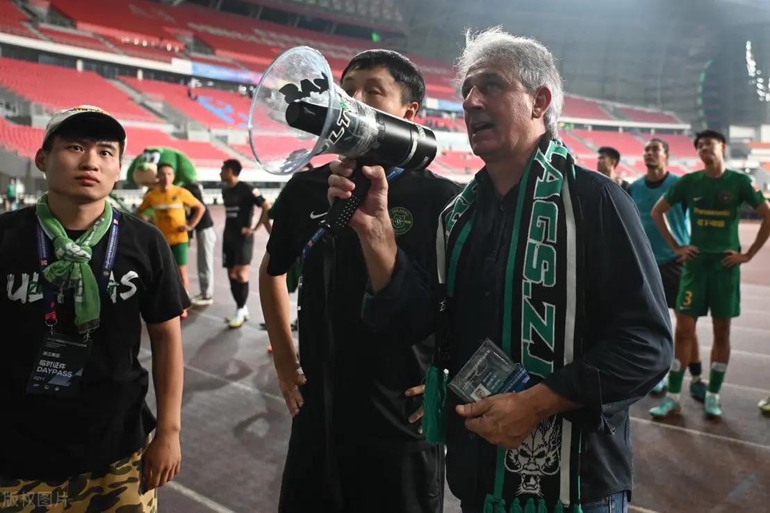 青岛西海岸新帅，建议西海岸去平乔迪，千万别用郑智。
邵佳一能在西海岸成功，成绩不