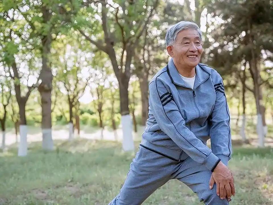 中老年人该不该锻炼?我想是应该锻炼身体，随着年龄增大，身体健康指标在逐渐下降，生
