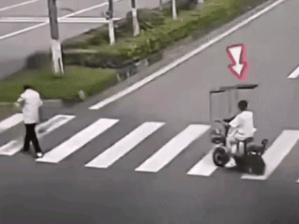这事故原因:
      1.骑电动车的小伙子，在斑马线上，不能骑电动车，必须推