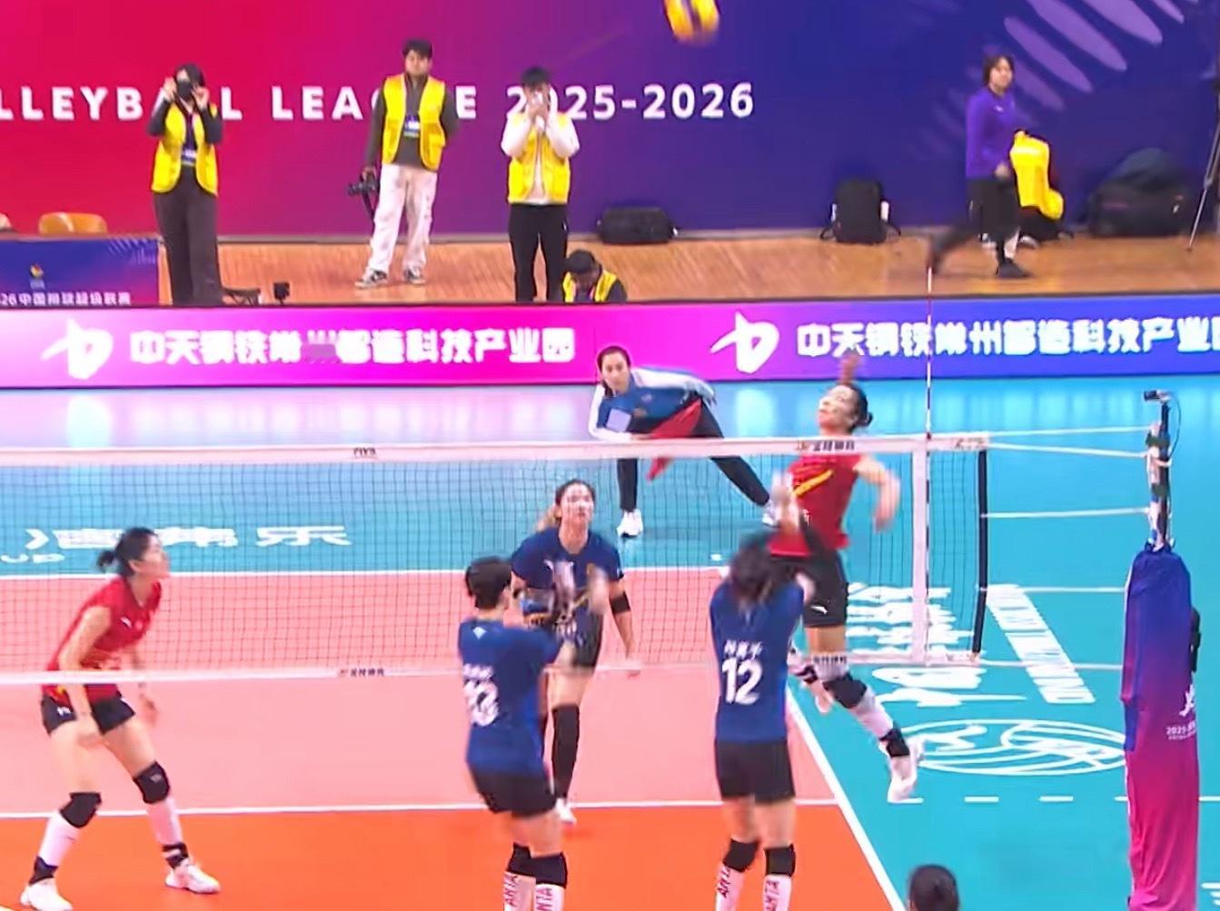 发现江苏和辽宁这场的司线是沈静思和单丹娜唉~转播视角受限，巴妞实在是截不到太近景