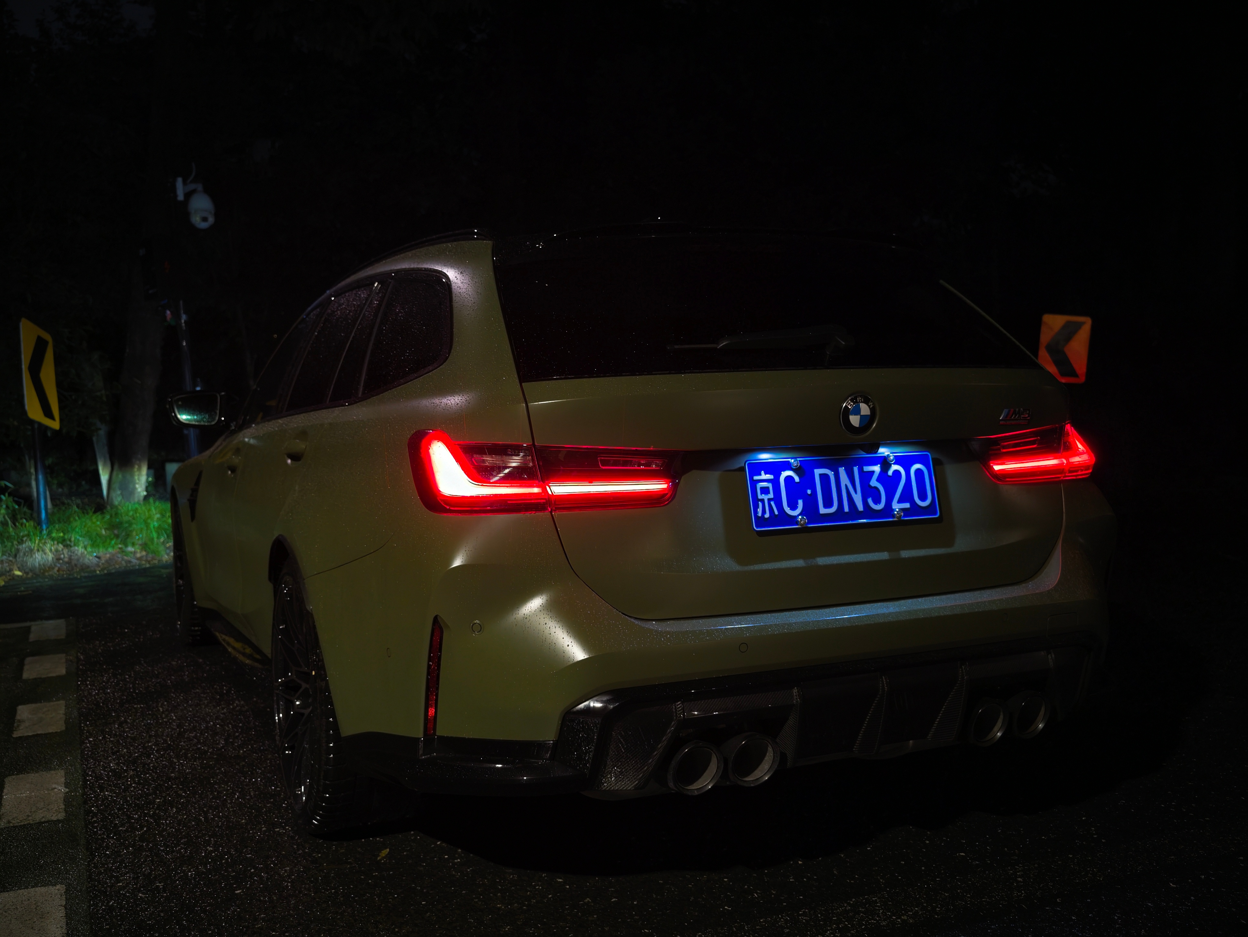 雨夜遛车，宝马M3 Touring。燃油旅行车的比例和线条，还是超级迷人的 [哈