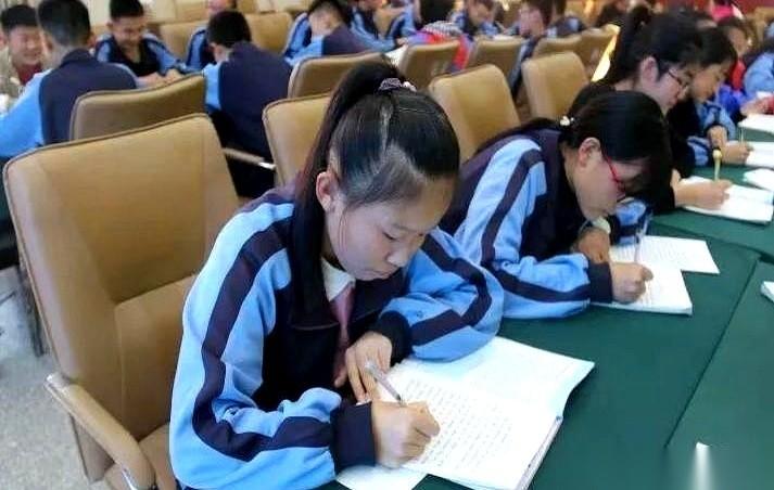 别怪我说话难听：你家孩子中考能不能上重点，初三上学期就已经大结局了。
等下学期再