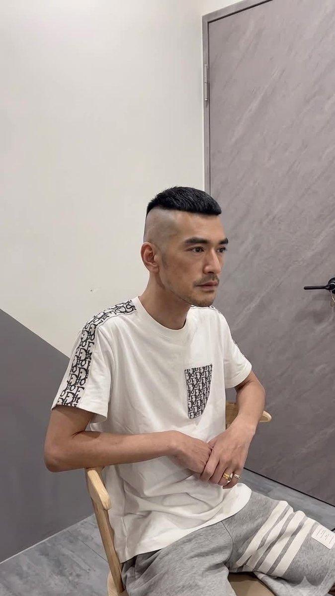 中年男士想清爽利落，这款单边渐变寸头真的很显气场。
 
一侧直接推光铲干净，头顶
