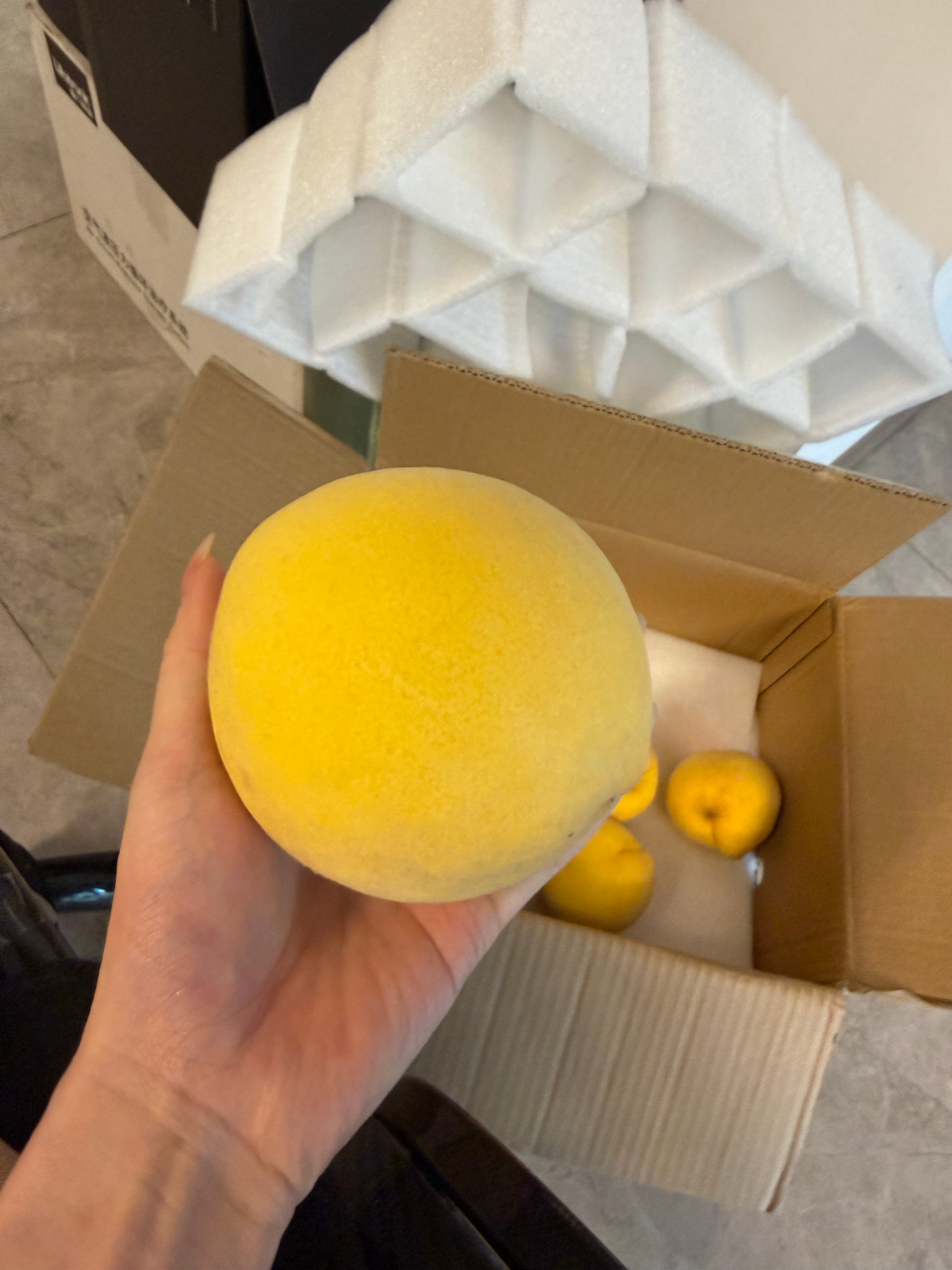 黄桃是我爸爸在老家湖南常德自己种的炎陵锦绣黄桃所以就会很便宜的出，因为没有中间商